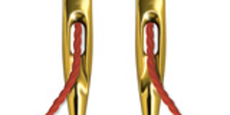 Großaufnahme des Öhrs einer SAN® 5.2-Nadel, in der zwei Fäden in unterschiedliche Richtungen laufen