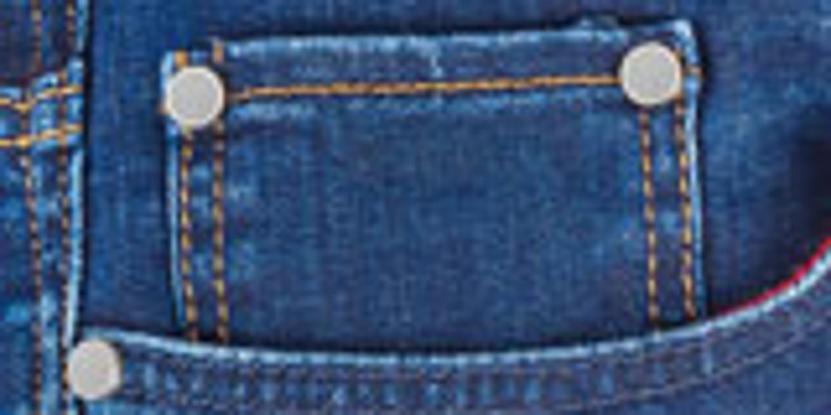 Großaufnahme einer Hosentasche einer Jeans mit Nieten