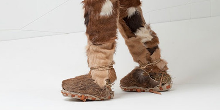 现代靴子的前身：绑在小腿上的兽皮鞋（仿造）。图片来源：©南蒂罗尔考古学考古博物馆/ A. Ochsenreiter